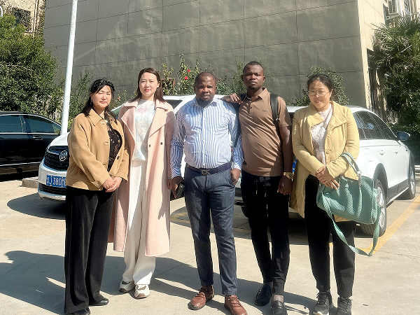 布基納法索客戶(hù)參觀(guān)工廠(chǎng)玉米磨粉機(jī)