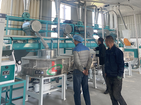 鶴壁客戶(hù)訂購(gòu)4+2組石磨面粉機(jī)，運(yùn)行良好